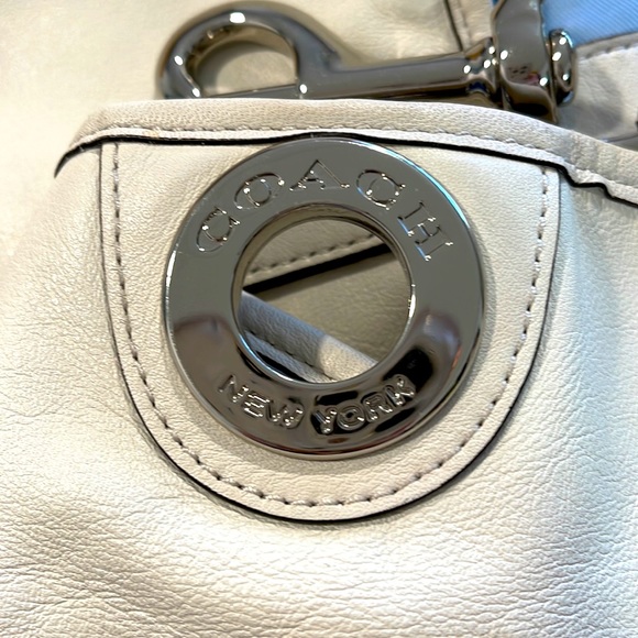 Coach Hadley White Lambskin Leather Duffel Bag removable strap & wristlet NWOT - Picture 3 of 11